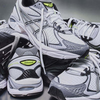 ASICS GT-2160 White Pure Silver 1203A796-100 on-feet gecombineerd met lichte denim voor een frisse casual look

