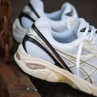 Close-up van de ASICS GT-2160 White Black 1203A320-100 met gelaagde mesh structuur, zwarte synthetische overlays en GT-2160 dempingstechnologie

