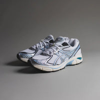 ASICS GT-2160 White Pure Silver 1203A655-100 on-feet gecombineerd met lichtgrijze cargobroek voor een sportief-casual look

