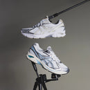 ASICS GT-2160 White Pure Silver 1203A655-100 in hand met ademend wit mesh, zilverkleurige accenten en gelaagde panelconstructie

