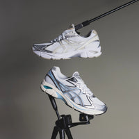 ASICS GT-2160 White Pure Silver 1203A655-100 in hand met ademend wit mesh, zilverkleurige accenten en gelaagde panelconstructie

