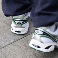 ASICS GT-2160 White Shamrock Green 1203A275-103 on-feet gecombineerd met zwarte cargobroek voor een contrasterende streetwear look

