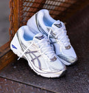 ASICS GT-2160 White Sheet Rock 1203A320-104 in hand met clean witte basis, subtiele sheet rock panelen en reflecterende details

