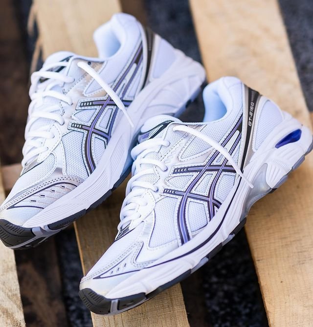 ASICS GT-2160 White Sheet Rock 1203A320-104 on-feet gecombineerd met tapered grey joggers voor een strakke sportieve streetwear look

