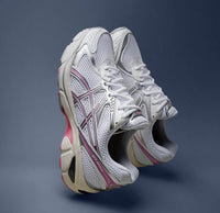 ASICS GT-2160 White Sweet Pink in hand met ademend wit mesh, zachte roze accenten en gelaagde panelen

