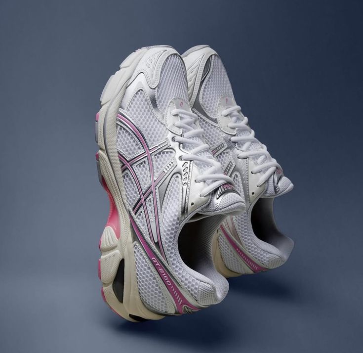 ASICS GT-2160 White Sweet Pink in hand met ademend wit mesh, zachte roze accenten en gelaagde panelen

