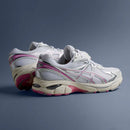 ASICS GT-2160 White Sweet Pink on-feet gecombineerd met witte sportieve sokken en een zomerse fit

