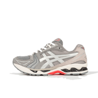 Zijaanzicht van de ASICS GEL-Kayano 14 Pure Silver met glanzende overlays, zilverkleurige mesh en futuristisch design – performance meets lifestyle

