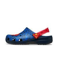 Superman x Crocs Classic Clog ’Superman’ – vooraanzicht clog in blauw met comic-print en S-shield rivets, Normaal / True to size pasvorm