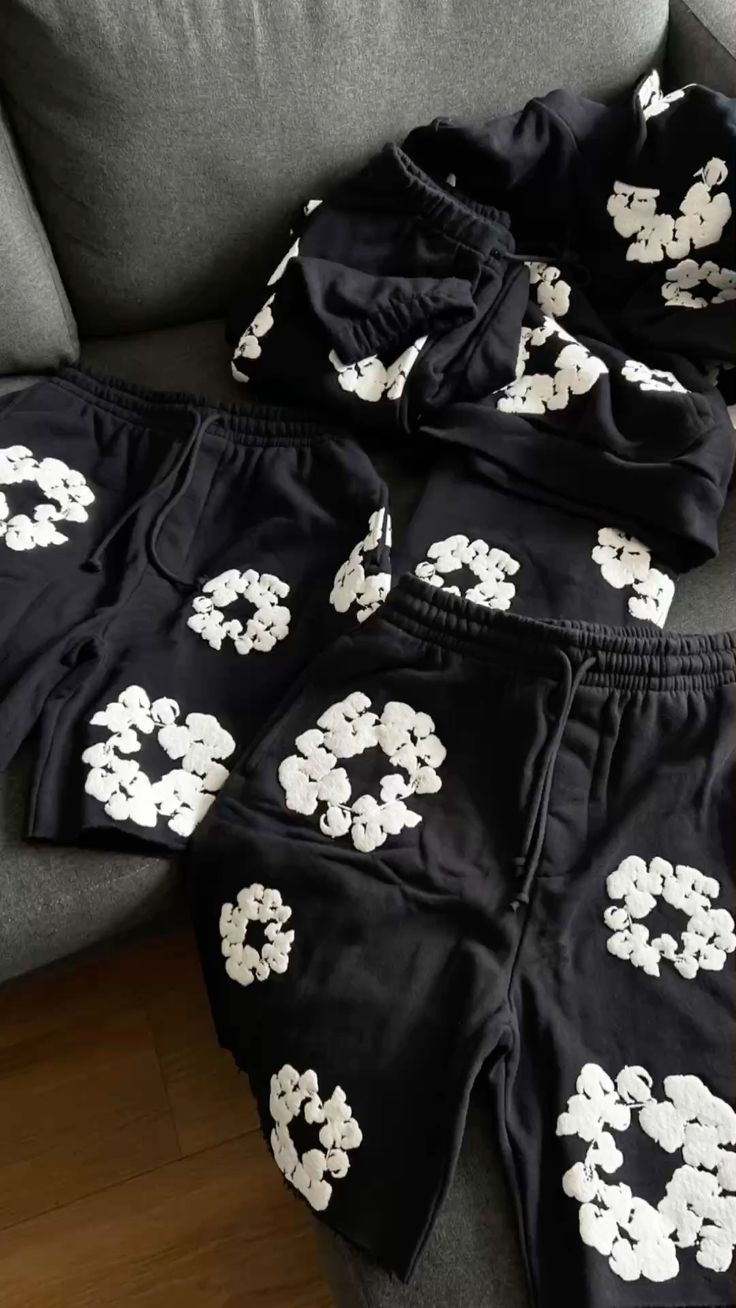 Denim Tears The Cotton Wreath Sweatpants Black – authentiek label en tag detail