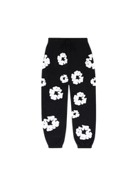 Denim Tears The Cotton Wreath Sweatpants Black – oversized zwarte sweatpants met rood-wit borduursel