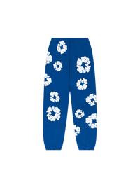 Denim Tears The Cotton Wreath Sweatpants Blue – oversized blauwe sweatpants met rood-wit borduursel
