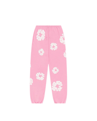 Denim Tears The Cotton Wreath Sweatpants Pink – oversized roze sweatpants met rood-wit borduursel