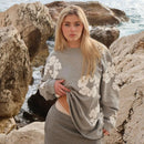 Denim Tears Long Sleeve Cotton Wreath T-shirt Grey – model draagt oversized fit met baggy jeans in urban look