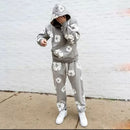 Denim Tears The Cotton Wreath Hoodie Grey – model draagt oversized fit in urban styling met baggy jeans