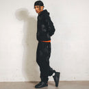 Denim Tears The Cotton Wreath Hoodie Monochrome – model draagt oversized fit in monochrome styling met baggy jeans