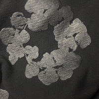 Denim Tears The Cotton Wreath Hoodie Monochrome – close-up borduursel detail op monochrome stof