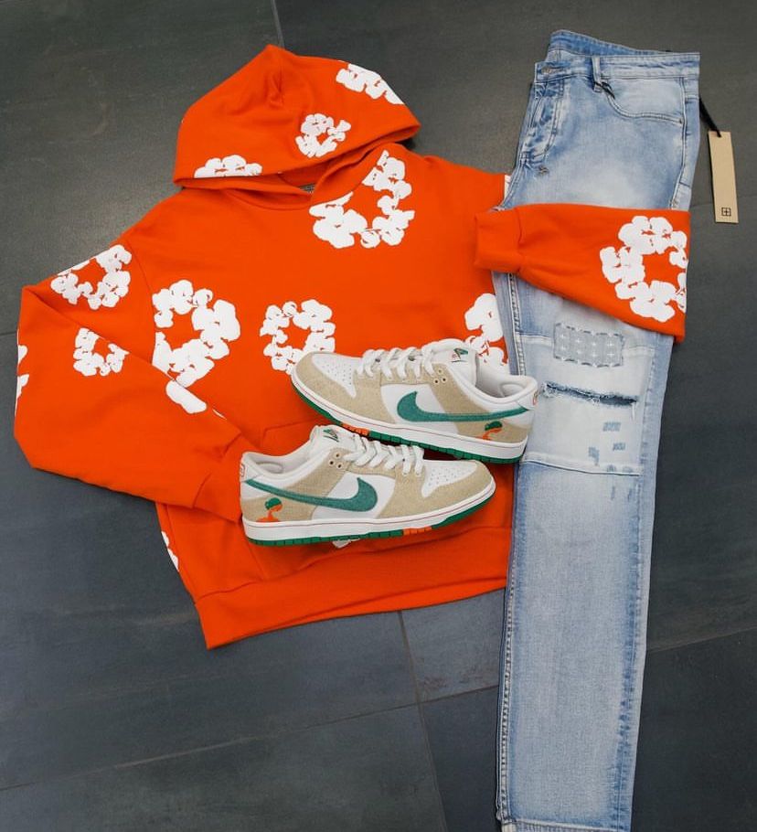 Denim Tears The Cotton Wreath Hoodie Orange – model draagt oversized fit in urban styling met baggy jeans