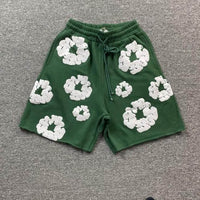 Denim Tears The Cotton Wreath Shorts Green – close-up weergave van borduursel op stevige groene stof