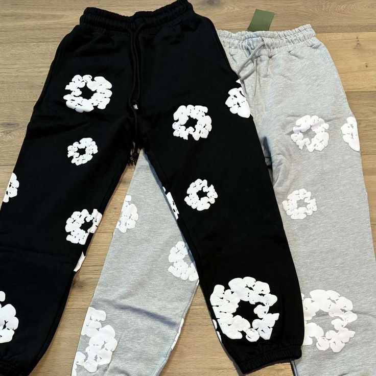 Denim Tears The Cotton Wreath Sweatpants Black – close-up borduursel detail op zachte zwarte fleece stof