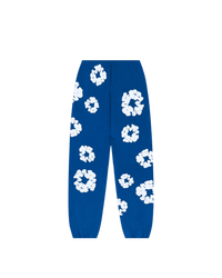 Denim Tears The Cotton Wreath Sweatpants Blue – oversized blauwe sweatpants met rood-wit borduursel