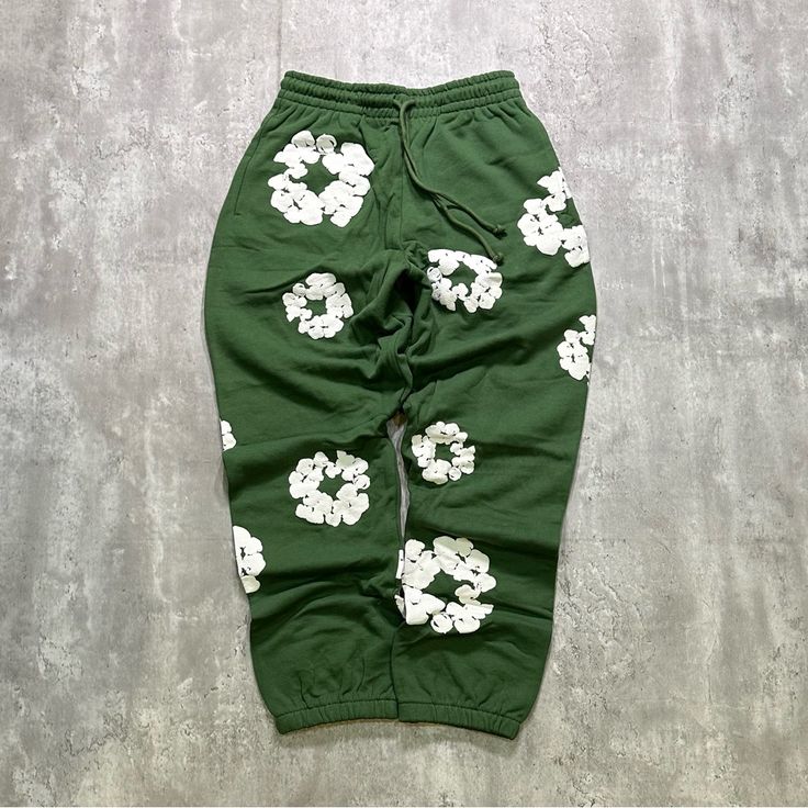 Denim Tears The Cotton Wreath Sweatpants Green – close-up borduursel detail op zachte groene joggingstof