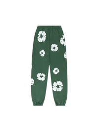 Denim Tears The Cotton Wreath Sweatpants Green – oversized groene sweatpants met rood-wit borduursel