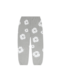 Denim Tears The Cotton Wreath Sweatpants Grey – grijze oversized sweatpants met rood-wit borduursel
