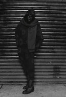 Denim Tears The Cotton Wreath Sweatpants Monochrome – close-up borduurseldetail op monochrome joggingstof