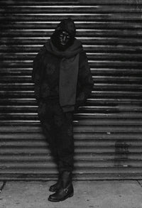 Denim Tears The Cotton Wreath Sweatpants Monochrome – close-up borduurseldetail op monochrome joggingstof