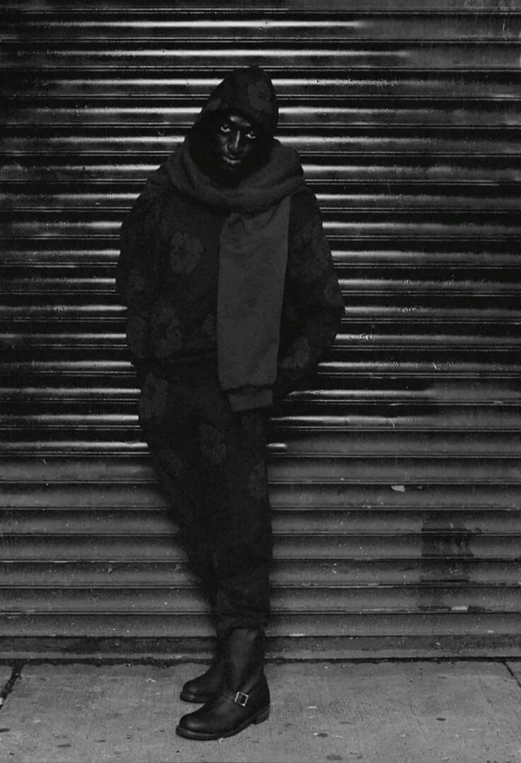 Denim Tears The Cotton Wreath Sweatpants Monochrome – close-up borduurseldetail op monochrome joggingstof