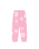 Denim Tears The Cotton Wreath Sweatpants Pink – oversized roze sweatpants met rood-wit borduursel