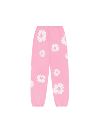 Denim Tears The Cotton Wreath Sweatpants Pink – oversized roze sweatpants met rood-wit borduursel