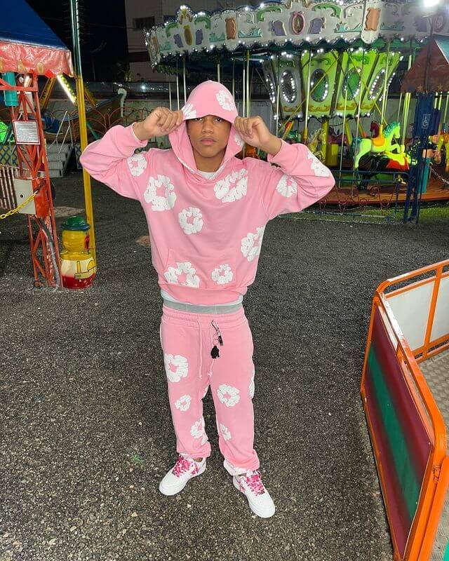 Denim Tears The Cotton Wreath Sweatpants Pink – close-up borduursel detail op zachte roze joggingstof