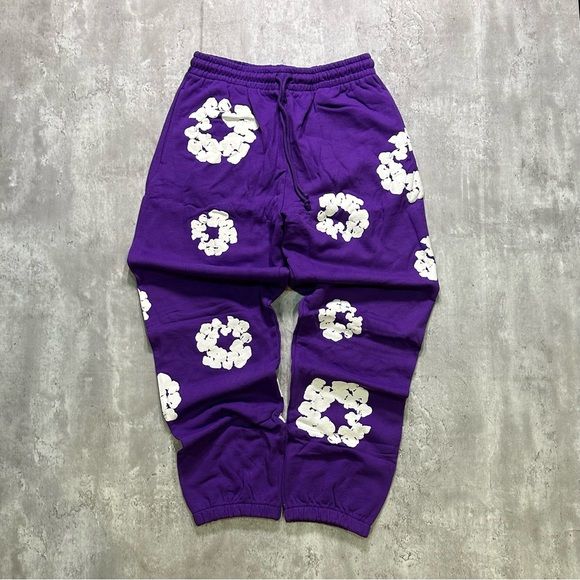 Denim Tears The Cotton Wreath Sweatpants Purple – close-up borduursel detail op zachte paarse joggingstof