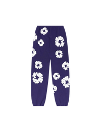 Denim Tears The Cotton Wreath Sweatpants Purple – oversized paarse sweatpants met rood-wit borduursel