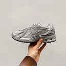Close-up van het mesh en synthetische overlay bovenwerk van de 1906A Concrete Silver Metallic. De reflecterende metallic elementen versterken de performance look van deze sneaker.

