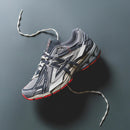New Balance 1906A Slate Grey Drift Red Close-up van het mesh en synthetische bovenwerk van de 1906A Slate Grey Drift Red. De roodgrijze kleurcombinatie geeft het silhouet een sportieve, energieke uitstraling.


