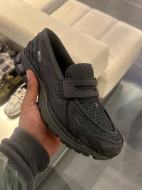 Close-up van de zachte suède upper van de New Balance 1906L Black. De textuur en afwerking benadrukken de hoogwaardige materialen van deze lifestyle sneaker.

