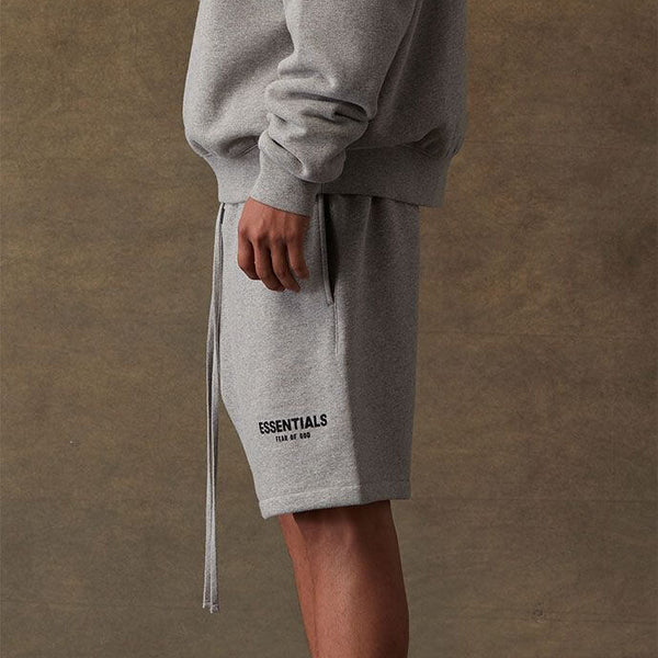 Fear of God Essentials Dunkle Haferflocken-Shorts