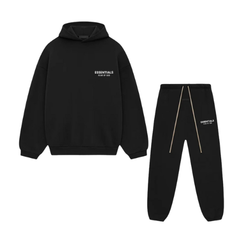 Flatlay van de volledige Fear of God Essentials FW24 set in zwart met wit logo, bestaande uit hoodie en sweatpants tegen witte achtergrond