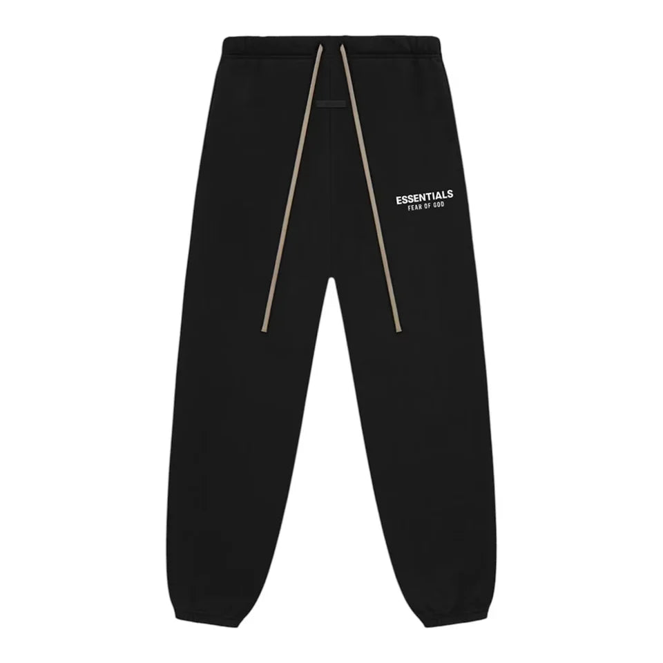 Sweatpants uit de FW24 set in zwart met witte logo-opdruk, zichtbaar koorddetail en elastische enkelboorden