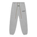 Flatlay van de Light Heather sweatpants met tapered fit, zichtbaar trekkoord en minimalistisch logo op de dij