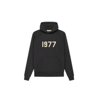Fear of God Essentials 1977 Hoodie Iron – voorkant met oversized pasvorm, grijze kleur en iconisch 1977-logo op de borst via Snrkickz