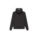 Detail van het 1977-logo, thick cotton en capuchonconstructie van de Essentials Iron Hoodie – minimalistisch maar uitgesproken look via Snrkickz