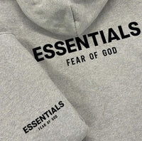 Fear of God Essentials Dark Oatmeal Hoodie – close-up detail van Essentials Fear of God borduursel op zachte grijze stof