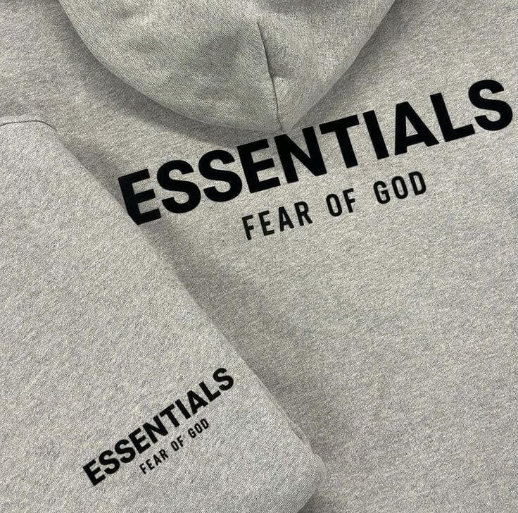 Fear of God Essentials Dark Oatmeal Hoodie – close-up detail van Essentials Fear of God borduursel op zachte grijze stof