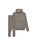 Fear of God Essentials Desert Taupe Full Set met hoodie en joggers in warme taupe tint, minimalistisch design en relaxed oversized pasvorm