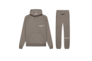 Fear of God Essentials Desert Taupe Full Set met hoodie en joggers in warme taupe tint, minimalistisch design en relaxed oversized pasvorm