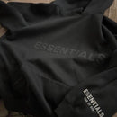 Fear of God Essentials Hoodie Black – close-up detail van zachte zwarte stof en borduursel